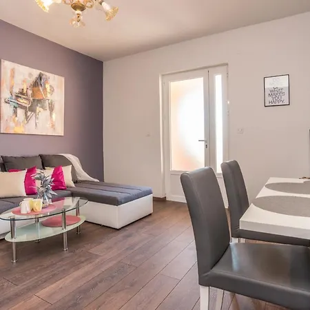 Amaris Apartment *